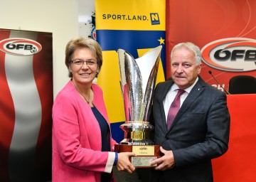 Das SPORT.LAND.Niederösterreich tritt für den ÖFB Frauen Cup als exklusiver Titelsponsor auf. Der Bewerb wird ab sofort als SPORT.LAND.NÖ Frauen Cup ausgetragen. Im Bild: ÖFB-Präsident Leo Windtner und Landesrätin Petra Bohuslav.