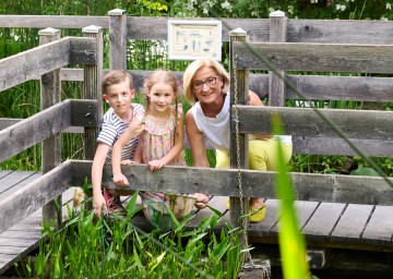 Landeshauptfrau Johanna Mikl-Leitner mit Moritz und Veronika beim Teich im Forschergarten der GARTEN TULLN.