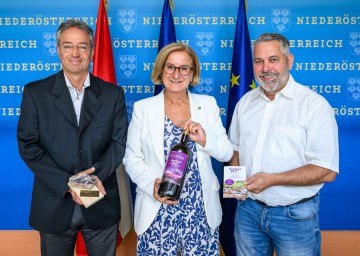 (v.l.n.r.) Christian Weinberger, ecoplus Projektmanager, Landeshauptfrau Johanna Mikl-Leitner und Gerhard Stark, Geschäftsführer Amethyst Welt Maissau.