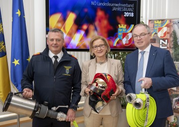 Präsentierten die Einsatzbilanz 2018: Landesfeuerwehrkommandant Dietmar Fahrafellner, Landeshauptfrau Johanna Mikl-Leitner und LH-Stellvertreter Stephan Pernkopf.