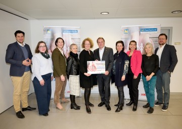 (v.l.n.r.): Marin Skelo (Industriellenvereinigung Niederösterreich), Christine Hauer (Büro der Niederösterreichischen Gleichbehandlungsbeauftragten), Nicole Wöllert (Wirtschaftskammer Niederösterreich), Sabine Hilbert (Amt der Niederösterreichischen Landesregierung, Abteilung Familien und Generationen), Familien-Landesrätin Christiane Teschl-Hofmeister, Wolfgang Ecker (Präsident der Wirtschaftskammer Niederösterreich), Barbara Trettler (Geschäftsführerin der NÖ Familienland GmbH), Birgit Schön (Arbeiterkammer Niederösterreich), Maria Aigner (AMS Niederösterreich) und Norbert Oberndorfer (Niederösterreichische Nachrichten).