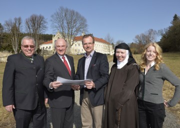 Neues Besucherzentrum in Mayerling, im Bild von links nach rechts: Bürgermeister DI Ludwig Köck (Marktgemeinde Alland), Landeshauptmann Dr. Erwin Pröll, Architekt DI Friedrich Pühringer, Ehrwürdige Mutter Priorin Regina (Karmel Mayerling) und Anna-Lena Fahrecker (Karmel Mayerling).