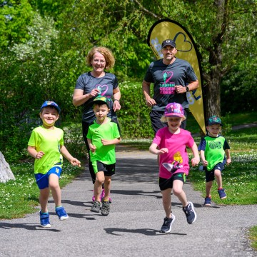 Bei der „Laufen gegen Krebs“ Schulchallenge (v.l.n.r.): Schirmherrin Landesrätin Christiane Teschl-Hofmeister und Organisator Christian Kohl mit laufbegeisterten Kindern.
