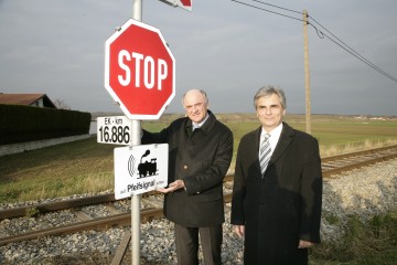 Mehr Sicherheit an Eisenbahnkreuzungen in Niederösterreich. Im Bild LH Dr. Erwin Pröll und BM Werner Faymann an der Eisenbahnkreuzung in Groß-Engersdorf im Bezirk Mistelbach.