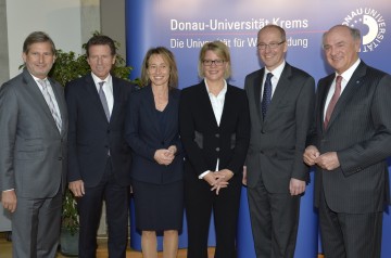 EU-Kommissar Dr. Johannes Hahn, Univ.Prof. Dr. Karlheinz Töchterle, Vizerektorin Univ.Prof. DI Dr. Viktoria Weber, Univ.Prof. Dr. Monika Kil, Rektor Mag. Friedrich Faulhammer und Landeshauptmann Dr. Erwin Pröll (von links) bei der Inauguration des neuen Rektorats der Donau-Universität Krems.