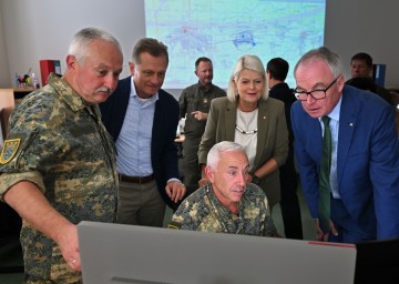 Übung „Blackout 2023“ in der Kuenringerkaserne Weitra. Im Bild: stellvertretender Militärkommandant Michael Lippert, Generaldirektor Michael Amerer, Bundesministerin Klaudia Tanner und LH-Stv. Stephan Pernkopf (v.l.n.r.), vor dem Bildschirm Übungsleiter Oberst Gerald Führer