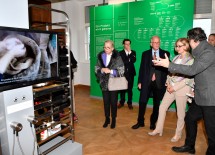 Landeshauptfrau Johanna Mikl-Leitner, flankiert von Werner Fasslabend, Präsident des Marchfelder Schlösservereins, (links) und Alexander Szadezcky, Kurator der Schau, (rechts) in der Ausstellung „Warum isst die Welt, wie sie isst? – Aus der Erde auf den Teller“ auf Schloss Hof