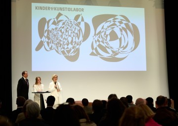(v.l.) St. Pöltens Bürgermeister Matthias Stadler, Moderatorin Gersin-Livia Paya und Landeshauptfrau Johanna Mikl-Leitner bei der Präsentation des KinderKunstLabor.