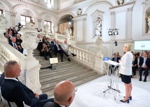 Landeshauptfrau Johanna Mikl-Leitner sprach zu den vielen nationalen und internationalen Gästen beim Europa-Forum Wachau.