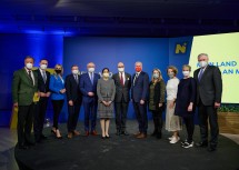 Von links nach rechts: Moderator Gustav Dressler, Landesrat Jochen Danninger, Moderatorin Nina Kraft, Landesrat Gottfried Waldhäusl, LH-Stellvertreter Stephan Pernkopf, die beiden Stargäste Monisha Kaltenborn und Stefan Piech, LH-Stellvertreter Franz Schnabl, Landesrätin Ulrike Königsberger-Ludwig, Landesrätin Christiane Teschl-Hofmeister, Arbeitsfeld-Leiterin Steffi Burkhart und Landesrat Martin Eichtinger.