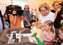 Eine Torte zum 10. Geburtstag des IST Austria: Landeshauptfrau Johanna Mikl-Leitner beim "Open Campus" inklusive Preisverleihung des Schulwettbewerbes "Wir schaffen Zukunft"