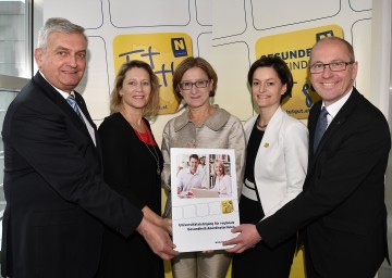 LAbg. Bgm. Mag. Alfred Riedl, Präsident des NÖ Gemeindebundes, Mag. Petra Leitner-Braun, Leiterin von „Tut gut!“, Landeshauptmannstellvertreterin Mag. Johanna Mikl-Leitner, Christa Rameder von der Initiative „Tut gut!“ und Mag. Friedrich Faulhammer, Rektor der Donauuniversität Krems, präsentieren den Universitätslehrgang „Akademische Regionale Gesundheitskoordinatoren“ (von links nach rechts)