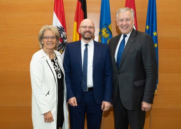 Landesrat Martin Eichtinger und Landesrätin Petra Bohuslav begrüßen Staatssekretär und Bevollmächtigten des Landes Brandenburg Thomas Kralinski in St. Pölten. 