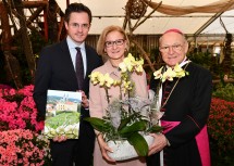 Neues Buch „Stift Klosterneuburg – Gärten der Jahrhunderte“ bietet eine geschichtliche Zeitreise von der Stiftsgründung bis heute durch die Höfe und Gärten des Chorherrenstiftes: Bürgermeister Stefan Schmuckenschlager, Landeshauptfrau Johanna Mikl-Leitner und Prälat Bernhard Backovsky.