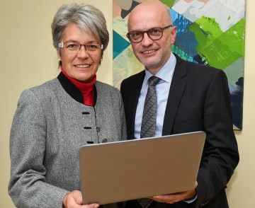 Wirtschaftsförderung digital: Landesrätin Petra Bohuslav und Georg Bartmann, Leiter der Gruppe Wirtschaft, Sport und Tourismus im Amt der NÖ Landesregierung (v.l.n.r.)