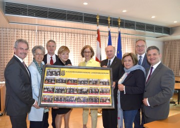 Letzte Sitzung der NÖ Landesregierung unter dem Vorsitz von Landeshauptmann Dr. Erwin Pröll: Als Geschenk  wurde ein Bild mit Fotos sämtlicher Regierungsteams der vergangenen 25 Jahre überreicht.