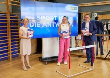 Landeshauptfrau Johanna Mikl-Leitner, die Top-Athletin Ivona Dadic und Sport-Landesrat Jochen Danninger