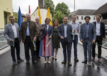 Eröffnung der Brücke „Güterweg Hauswald“ in Feichsen durch Landeshauptfrau Johanna Mikl-Leitner mit u. a. Bürgermeister Harald Riemer, Bezirkshauptmann Johann Seper, Landtagsabgeordneten Anton Erber sowie Vertretern der Wegegemeinschaft und der ausführenden Firmen.