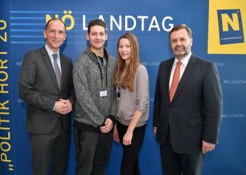 Im Bild von links nach rechts: Politologe Univ. Prof. Dr. Peter Filzmaier, Marco Ribitsch (LBS Laa/Thaya), Alina Bittner (BORG Deutsch-Wagram) und Landtagspräsident Ing. Hans Penz.