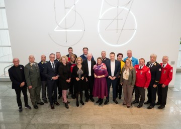 (v.l.n.r.) Ewald Sacher, Präsident Volkshilfe NÖ, Georg Härtinger, Kommandant Militärkommando NÖ, Markus Schimböck, Präsident Wasserrettung NÖ, Jochen Danninger, Klubobmann VPNÖ, Landesfeuerwehrkommandant Dietmar Fahrafellner, Landesrätin Christiane Teschl-Hofmeister, Stephan Wolfram, Landesleiter Höhlenrettung, Simone Radl, Landesleiter-Stellvertreterin Bergrettung, Landeshauptfrau Johanna Mikl-Leitner, Josef Schmoll, Geschäftsführer Notruf NÖ, Diözesanbischof Alois Schwarz, Landesrätin Susanne Rosenkranz, Landespolizeidirektor Franz Popp, Landesrat Sven Hergovich, Michaela Hinterholzer, Präsidentin Hilfswerk NÖ, Landesrätin Ulrike Königsberger-Ludwig, Christoph Kainz, Präsident NÖ Zivilschutzverband, Hans Ebner, Präsident Rotes Kreuz NÖ, Hannes Sauer, Präsident NÖ Samariterbund, Werner Schlögl, Vizepräsident Rotes Kreuz NÖ.