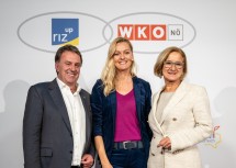 Wirtschaftskammer Niederösterreich Präsident Wolfgang Ecker, Stuntfrau, Model und Moderatorin Miriam Höller sowie Landeshauptfrau Johanna Mikl-Leitner beim „Gründerland Niederösterreich Dialog“ in der Werksküche des Geschirr-Museums in Wilhelmsburg