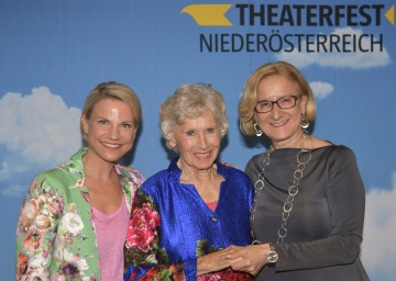 Beim Opening: Intendantin Kristina Sprenger, Schauspielerin Waltraud Haas und Landeshauptfrau Johanna Mikl-Leitner (v.l.n.r.) 
