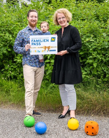 Familien-Landesrätin Christiane Teschl-Hofmeister mit NÖ Familienpass-Inhaber Richard Pichler und Sohn Oskar.