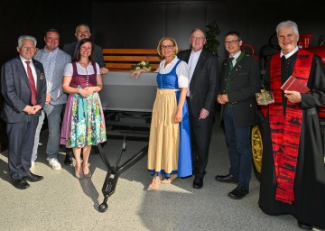 Segnung des neuen „Little Joe Kellers“: Landeshauptmann a. D. Josef Pühringer, Junior-Chef Josef Dockner, Sepp Dockner, Elisabeth Rennhofer, Landeshauptfrau Johanna Mikl-Leitner, Bischof Alois Schwarz, Bürgermeister Martin Rennhofer und Abt Columban Luser (v.l.n.r.)