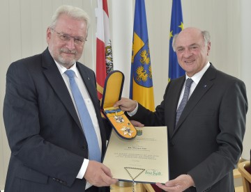 Landeshauptmann Dr. Erwin Pröll überreichte das „Silberne Komturkreuz mit dem Stern des Ehrenzeichens für Verdienste um das Bundesland Niederösterreich\" an Landesamtsdirektor Dr. Werner Seif.