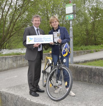 Im Bild von links nach rechts: Herbert Greisberger (Geschäftsführer der Energie- und Umweltagentur Niederösterreich) und Landesrätin Barbara Schwarz präsentieren die neue Broschüre zu den 28 schönsten Radtouren durch die Europaregion Donau Moldau am Traisental-Radweg in St. Pölten, der ebenfalls in der Publikation vertreten ist.