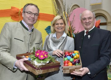 Eröffneten den 1. Oster-Erlebnismarkt von „So schmeckt Niederösterreich“: Landesrat Dr. Stephan Pernkopf, Bauernbund-Direktorin Mag. Klaudia Tanner und Landeshauptmann Dr. Erwin Pröll. (v.l.n.r.)