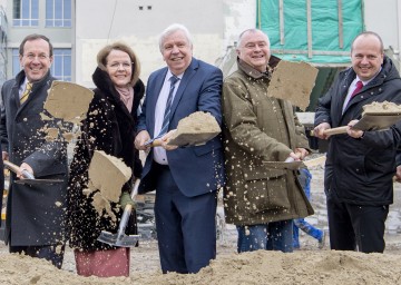 Von links nach rechts: Wolfgang Gleissner (Geschäftsführer der Bundesimmobiliengesellschaft), Bildungs-Landesrätin Christiane Teschl-Hofmeister, Bildungs-Direktor Johann Heuras, Bürgermeister Hans Stefan Hintner und Direktor Michael Päuerl beim heutigen Spatenstich für den Umbau des BG/BRG Mödling 