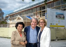 Landeshauptfrau Johanna Mikl-Leitner mit Rudolf Buchbinder und Gattin Agnes.