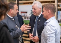 Landesrat Anton Kasser (Mitte) im Gespräch mit Messe-Präsident Hannes Heindl und Thomas Scholler von der Firma Strigl Holzbau.