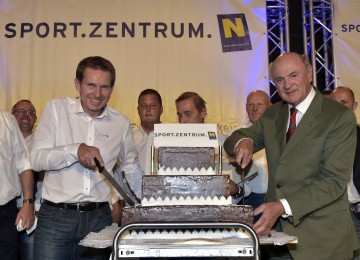 Das 25-jährige Bestehen des Sportzentrums Niederösterreich in St. Pölten wurde mit einem Festakt gewürdigt. Im Bild von links nach rechts: Geschäftsführer Franz Stocher und Landeshauptmann Dr. Erwin Pröll.