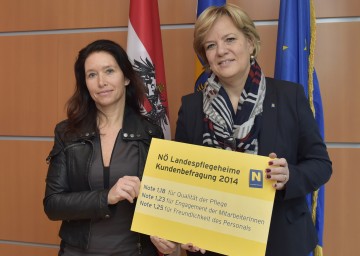 Birgit Starmayr vom Market Institut und Landesrätin Mag. Barbara Schwarz präsentierten die aktuelle Kundenzufriedenheitsanalyse der NÖ Landesheime (von links)