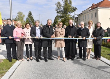 Banddurchschneiden anlässlich der offiziellen Verkehrsfreigabe in Theresienfeld mit Landeshauptfrau Johanna Mikl-Leitner (5.v.r.), Klubobmann Alfredo Rosenmaier (5.v.l.), Bürgermeister Theodor Schilcher (3.v.r.), Vizebürgermeisterin Ingrid Klauninger (3.v.l.) und Weihbischof Stephan Turnovszky (4.v.r.)