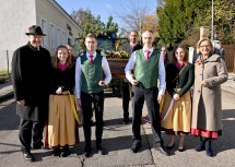 Landeshauptfrau Johanna Mikl-Leitner (re. Außen) und Landesrat Martin Eichtinger (li. außen) kurz vor Beginn des traditionellen Festumzuges beim Jubiläumsfest „600 Jahre Hiataeinzug“ in Perchtoldsdorf.
