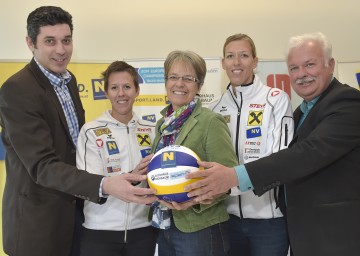 Beachvolleyballturnier im Strandbad Baden zum zehnten Mal: Stefan Potyka vom Österreichischen Beachvolleyballverband, Doris Schwaiger, Landesrätin Dr. Petra Bohuslav, Steffi Schwaiger und Bürgermeister Kurt Staska informierten in Baden über den Event (v.l.n.r.)