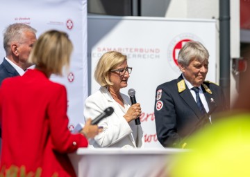 Landeshauptfrau Johanna Mikl-Leitner bei der Eröffnung der neuen Landeszentrale des Samariterbunds in Traismauer.