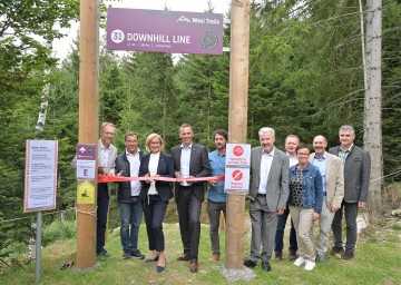 v.l. ecoplus Alpin Geschäftsführer Martin Fassl, Bürgermeister Michael Gruber (St. Corona am Wechsel), Landeshauptfrau Johanna Mikl-Leitner, Tourismuslandesrat Jochen Danninger, Erlebnisarena-Geschäftsführer Karl Morgenbesser, ecoplus Aufsichtsratsvorsitzender LAbg. Bgm. Klaus Schneeberger, Bürgermeister Bernhard Brunner (Aspangberg), Bürgermeister Doris Faustmann (Aspang Markt), Bürgermeister Johannes Hennerfeind (Trattenbach), Bürgermeister Karl Mayerhofer (Otterthal).