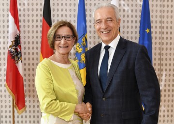 Landeshauptmann-Stellvertreterin Mag. Johanna Mikl-Leitner mit dem Ministerpräsidenten des Freistaates Sachsen, DI Stanislaw Tillich.