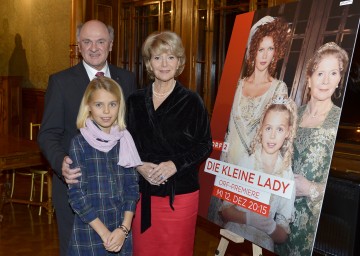 Landeshauptmann Dr. Erwin Pröll gemeinsam mit den beiden Hauptdarstellerinnen Christiane Hörbiger und Philippa Schöne bei der Präsentation des Films „Die kleine Lady“ auf Schloss Grafenegg.