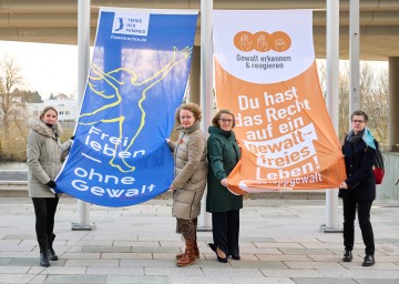 (v.l.n.r.): Claudia Pfeffer (Abteilung Familien und Generationen), Landesrätin Christiane Teschl-Hofmeister, Landesrätin Ulrike Königsberger-Ludwig und Geschäftsführerin Michaela Egger (Gewaltschutzzentrums NÖ) zeigen vor dem Landhausschiff in St. Pölten symbolisch die Fahne von Terre de Femmes und die neue NÖ-spezifische Fahne „Du hast das Recht auf ein gewaltfreies Leben“.
