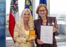 Sängerin Astrid Wirtenberger wurde von Landeshauptfrau Johanna Mikl-Leitner mit dem Große Ehrenzeichen für Verdienste um das Bundesland Niederösterreich ausgezeichnet.