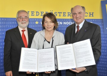Vertragsunterzeichnung zur Verlängerung der NAFES-Aktion: Landeshauptmann Dr. Erwin Pröll, Wirtschaftskammer-Präsidentin Sonja Zwazl und KR Peter Kastner.