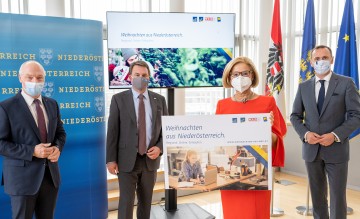 Regionale Online-Einkaufsmöglichkeiten in NÖ: ecoplus Geschäftsführer Helmut Miernicki, Wirtschaftskammer NÖ-Präsident Wolfgang Ecker, Landeshauptfrau Johanna Mikl-Leitner und Wirtschaftslandesrat Jochen Danninger (v.l.n.r.) präsentierten neue Plattform