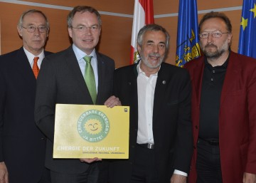 Botschafter Dr. Ferdinand Trauttmannsdorff, LR Dr. Stephan Pernkopf, Univ.Prof. Dr. Wolfgang Kromp und DI Andreas Molin (v.l.n.r.) beim \"Anti-Atomgipfel\" in St. Pölten.