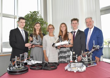 Gratulation an die Robotik-Europameister: Christian Lurger, Viktoria Zach, Landeshauptfrau Johanna Mikl-Leitner, Christine Zeh, Christoph Käferle und Bürgermeister und Klubobmann Klaus Schneeberger (v.l.n.r.)