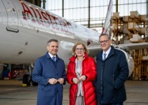 Landeshauptfrau Johanna Mikl-Leitner mit (li.) Minister Wolfgang Hattmannsdorfer und (re.) dem Vorstandsdirektor der Flughafen Wien AG Günther Ofner.